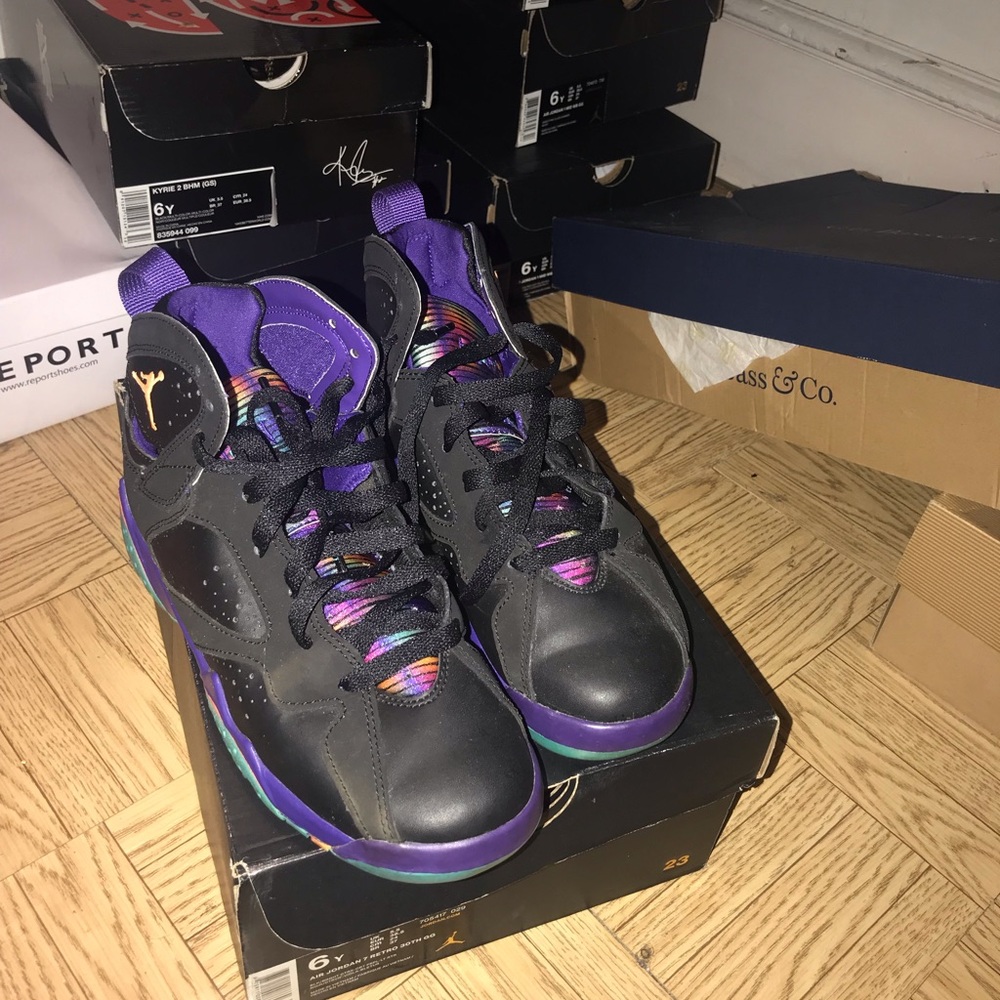 Jordan anniversary Lola Bunny 7’s size 6y/6 men